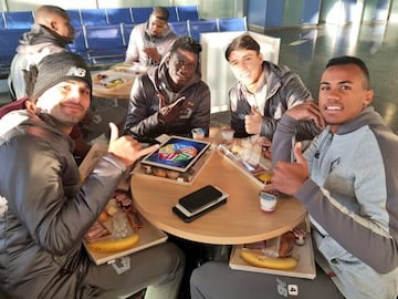 Los jugadores del Lille desayunando en el aeropuerto