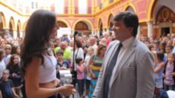 Carolina Mar&iacute;n charla con el alcalde de Huelva, Gabriel Cruz, durante el homenaje que la bicampeona del mundo de b&aacute;dminton ha recibido en su ciudad natal.