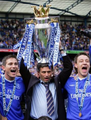 Mourinho gana con el Chelsea la Premier League de 2005. Le acompañan, Frank Lampard y John Terry.