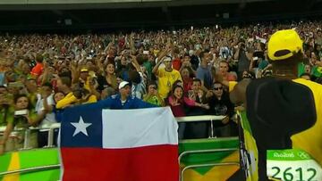 Bolt se fotografía con bandera chilena tras su oro olímpico