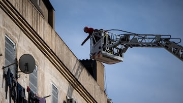 Encuentran tres cad¨¢veres en el edificio derrumbado en Badalona