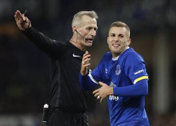 Referee Martin Atkinson and Everton's Gerard Deulofeu