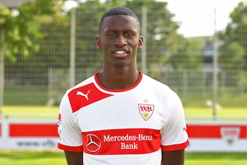 Formado en el VfB Stuttgart debutó con el primer equipo alemán en 2012.