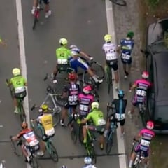 Jornada accidentada: se fue al suelo hasta una moto