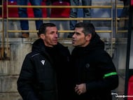 Hidalgo, saludando a Ziganda antes del inicio del partido.