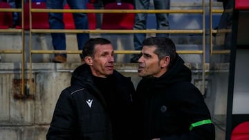 Hidalgo, saludando a Ziganda antes del inicio del partido.