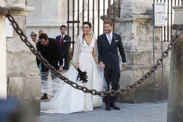 Pilar Rubio y Sergio Ramos saliendo como marido y mujer de la catedral de Sevilla.