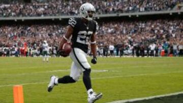 Taiwan Jones anotó un espectacular touch down tras zafarse de cuatro rivales.