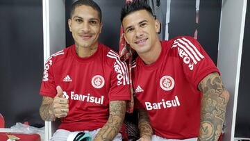 Los rumores de su marcha a Boca Juniors prosiguen pero el peruano posó sonriente en la puesta de largo del equipo gaucho en este exigente 2020