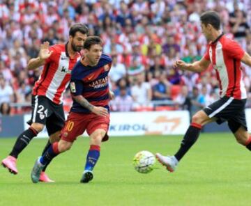 Mikel Balenziaga lucha por un balón con Lionel Messi.