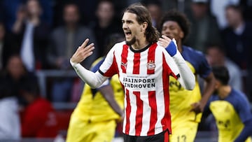 Yarek anima a sus compañeros tras el primer gol del Saint-Gilloise.