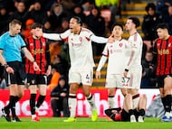 BOURNEMOUTH (United Kingdom), 24/01/2026.- Virgil van Dijk of Liverpool (C) argues with the referee Michael Salisbury (L) during the English Premier League match between AFC Bournemouth and Liverpool FC, in Bournemouth, Britain, 24 January 2026. (Reino Unido) EFE/EPA/TOLGA AKMEN EDITORIAL USE ONLY. No use with unauthorized audio, video, data, fixture lists, club/league logos, 'live' services or NFTs. Online in-match use limited to 120 images, no video emulation. No use in betting, games or single club/league/player publications.