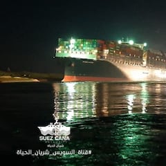 El buque 'Ever Given', "reflotado parcialmente" tras seis días varado en el Canal de Suez