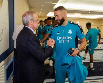 Visita Florentino Pérez a la plantilla antes de la final. En la fotografía junto a Benzema.