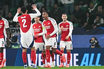 Arsenal's Brazilian defender #06 Gabriel Magalhaes (C) celebrates after scoring their third goal during the UEFA Champions League, league phase day 5 football match between Sporting CP and Arsenal FC, at the Jose Alvalade stadium in Lisbon, on November 26, 2024. (Photo by PATRICIA DE MELO MOREIRA / AFP)