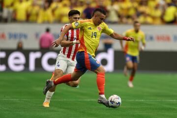 Rafael Santos Borré en una disputa de balón con Matías Espinosa, mediocampista de Paraguay en el primer tiempo del partido.