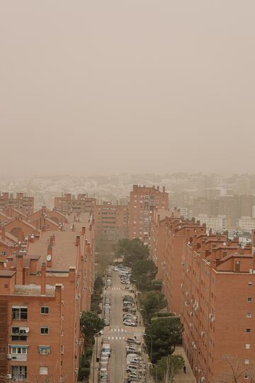 Madrid se ha despertado con un fenómeno meteorológico inusual generado por una elevada cantidad de polvo en suspensión proveniente del Sáhara. Un fenómeno que ha provocado una disminución en la calidad del aire así como arena en las calles, un cielo de tonos rojizos y subida de temperaturas. La situación estará extendida por toda la península durante el día de hoy.