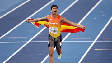 Athletics - World Athletics Indoor Championships - Nanjing Youth Olympic Sports Park, Nanjing, China - March 23, 2025 Spain's Elvin Josue Canales celebrates with his national flag after finishing third in the men's 800m final REUTERS/Tingshu Wang