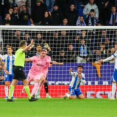 El Espanyol rema y se queda en la orilla
