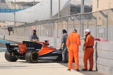 Fernando Alonso tuvo un incidente al comienzo de la sesión, pero pudo volver a rodar horas después y completó sus últimos kilómetros con el McLaren en 2017.