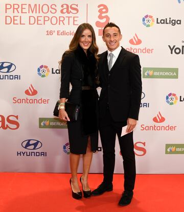 Andrés Guardado jugador del Betis y su mujer Sandra de la Vega en la alfombra roja de los Premios AS. 




