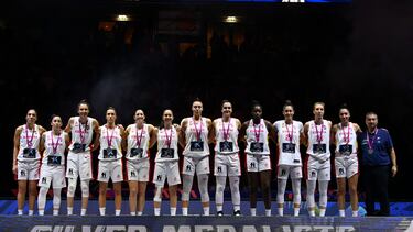 Ljubljana (Slovenia), 25/06/2023.- The team of Spain celebrate their silver medal after losing the FIBA Women's EuroBasket final match between Belgium and Spain at Stozice Arena in Ljubljana, Slovenia, 25 June 2023. Spain lost 58-64. (Baloncesto, Bélgica, Eslovenia, España) EFE/EPA/Tamas Kovacs HUNGARY OUT
