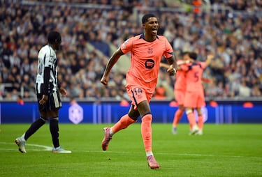 0-1. El extremo inglés celebra el primer tanto.