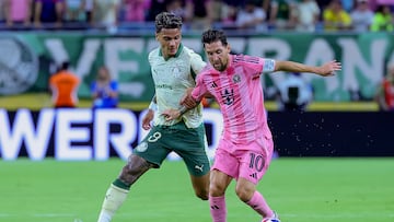 MIAMI GARDENS (United States), 24/06/2025.- Lionel Messi (R) of Inter Miami in action against Vitor Roque (L) of Palmeiras during the FIFA Club World Cup 2025 match between Inter Miami and Palmeiras in Miami Gardens, Florida, USA, 23 June 2025. (Mundial de Fútbol) EFE/EPA/CRISTOBAL HERRERA-ULASHKEVICH
