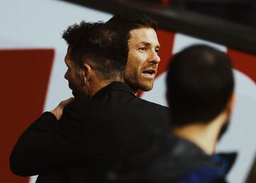 Saludo entre Diego Pablo Simeone y Xabi Alonso.