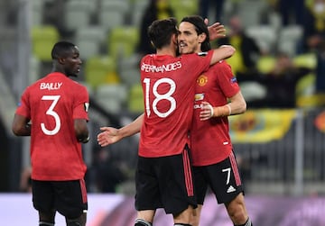 1-1. Edinson Cavani celebra el primer gol.