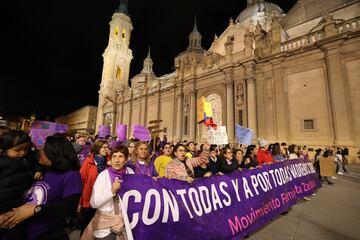 Miles de mujeres protestan con carteles durante una manifestación convocada por la Comisión 8M y la Coordinadora de Organizaciones Feministas de Zaragoza, por el 8M, Día Internacional de la Mujer, desde la Glorieta Sasera y la plaza de Aragón.