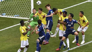 Japan&#039;s forward Yuya Osako (C) heads to score their second goal during the Russia 2018 World Cup Group H football match between Colombia and Japan at the Mordovia Arena in Saransk on June 19, 2018. / AFP PHOTO / Mladen ANTONOV / RESTRICTED TO EDITORI