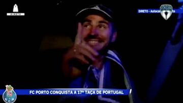Casillas suelta una palabra en portugu¨¦s en medio de una entrevista y el bus del Oporto enloquece