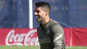 Luis Suárez, del Atlético, sonríe en un entrenamiento.