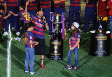 Celebra el título de Copa tras ganar 2-0 al Sevilla en el Estadio Vicente Calderón.