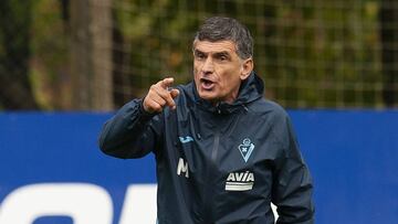 El entrenador del Eibar durante un entrenamiento