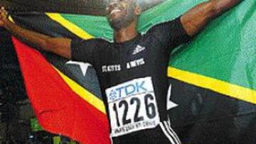 <b>ORO NEGRO.</B> Kim Collims festeja su triunfo en los 100 metros.