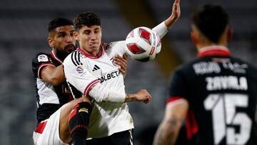 Futbol, Colo Colo vs Curico Unido.
Fecha 15, campeonato Nacional 2023.
El jugador de Colo Colo Alexander Oroz, disputa el balon contra Augusto Barrios de Curico Unido durante el partido de primera division disputado en el estadio Monumental en Santiago, Chile.
18/05/2023
Javier Salvo/Photosport

Football, Colo Colo vs Curico Unido.
15th date, 2023 National Championship.
Colo Colo's player Alexander Oroz vies the ball against Augusto Barrios of Curico Unido during the first division match at the Monumental stadium in Santiago, Chile.
18/05/2023
Javier Salvo/Photosport