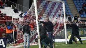 Los operarios del Almería bajan las porterías.