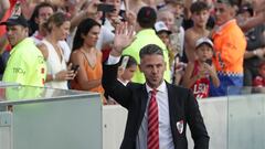 River Plate's coach Martin Demichelis waves before the start of the Argentine Professional Football League tournament match against Argentinos Juniors at El Monumental stadium in Buenos Aires, on February 12, 2023. (Photo by ALEJANDRO PAGNI / AFP)