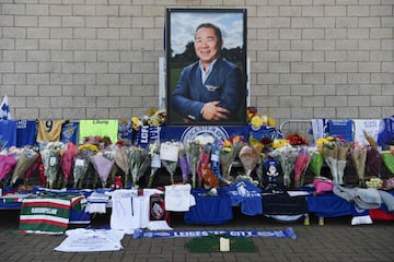 Cientos de seguidores del Leicester City se han congregado en los alrededores del King power Stadium para dar el último adiós al presidente del club, Vichai Srivaddhanaprabha.