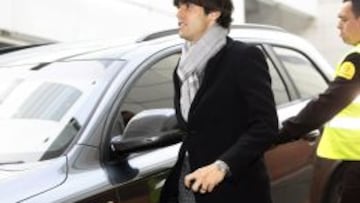 Kaká, saliendo de su coche a la llegada al Bernabéu.