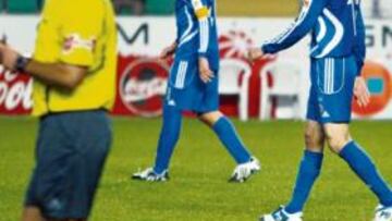 <b>UNA NUEVA DECEPCIÓN.</b> Alberto Zapater, Paco Pavón y Rubén Pulido muestran su impotencia tras una acción del encuentro de ayer.