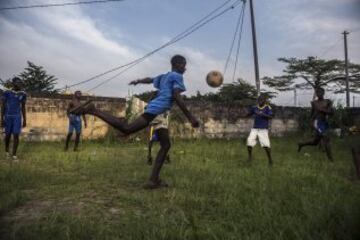 F¨²tbol en Franceville una de las ciudades m¨¢s grandes de Gab¨®n