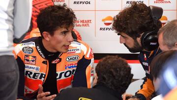 Repsol Honda Team's Spanish rider Marc Marquez reacts in the pits after crashing during the first MotoGP practice session at the Phillip Island circuit on October 26, 2018, ahead of the MotoGP Australian Grand Prix on October 28. (Photo by William WEST / AFP) / -- IMAGE RESTRICTED TO EDITORIAL USE - STRICTLY NO COMMERCIAL USE --