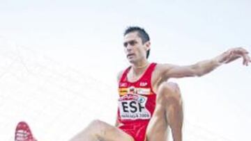<b>EL PRIMERO. </b>Antonio Pentinel ganó los 3.000 obstáculos.