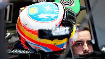 Alonso en su box en Suzuka.