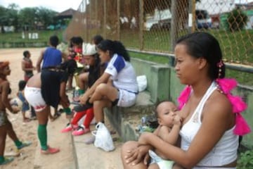 Jugadoras del equipo Selvagem do Amazonas FC, de la etnia Satere-mawe, preparándose para un partido de fútbol en Manaos, en el estado brasileño de Amazonas.