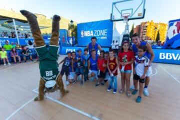 La mascota de los Milwaukee Bucks sorprendió a los más pequeños con sus bailes y piruetas. 