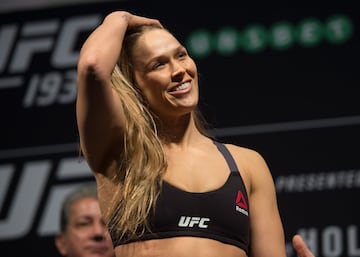 Ronda Rousey tiene solo 33 años, pero es una leyenda de la compañía. Ya es miembro del Salón de la Fama y aunque ahora esté retirada de las MMA, su legado está ahí. Cuenta con seis campeonatos, los cuales ganó de manera consecutiva. Fue la primera campeona en la historia de la UFC y la que demostró que este deporte también podía tener referentes femeninas. Medallista de bronce en Pekín 2008 en judo, se retiró tras ser noqueada dos veces consecutivas. Hasta ese momento había ganado los 12 combates que había disputado. Lo hizo todos antes del límite y salvo uno el resto fueron en el primer asalto.